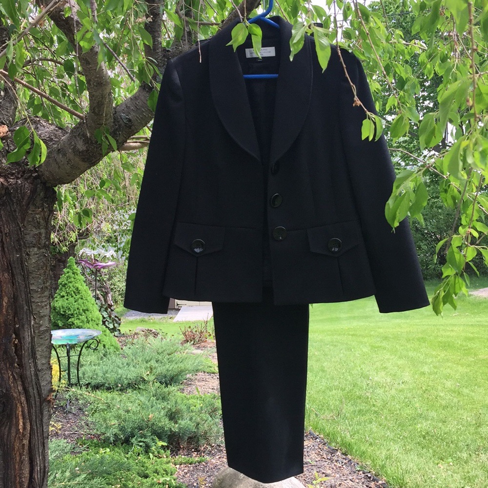 Tahari women’s pantsuit in Black Sz 10P